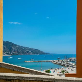 Menton -colored walls and sea - Déesse incoming